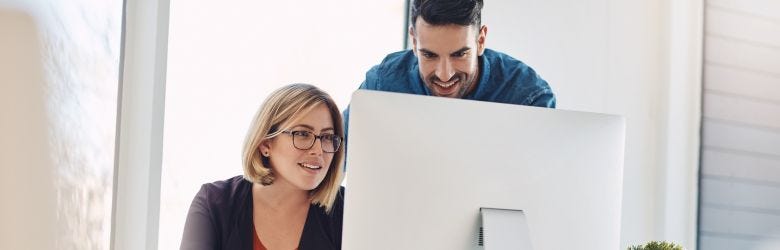 Fachkraft Rechnungswesen bei der Arbeit mit SAP