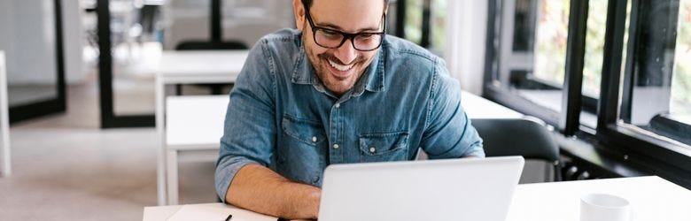 Mann macht eine Weiterbildung für Grundlagen im Büro