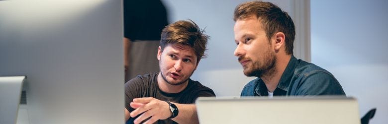 Interessent informiert sich über die Grundlagen in Handel und Verkauf
