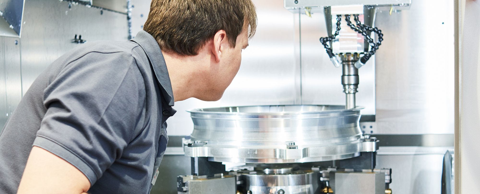 Zerspanungsmechaniker bei der Bearbeitung eines Werkstückes. Zerspanungsmechaniker bei der Bearbeitung eines Werkstückes.