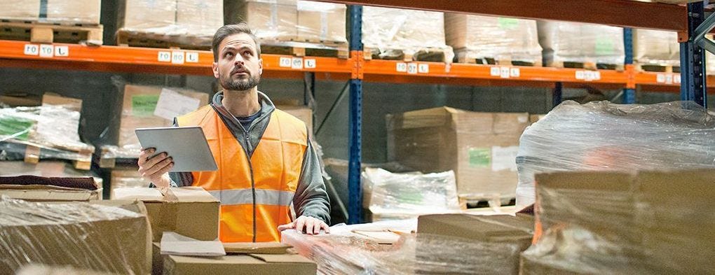 Fachlagerist bei der Arbeit im Regalsystem Fachlagerist bei der Arbeit im Regalsystem