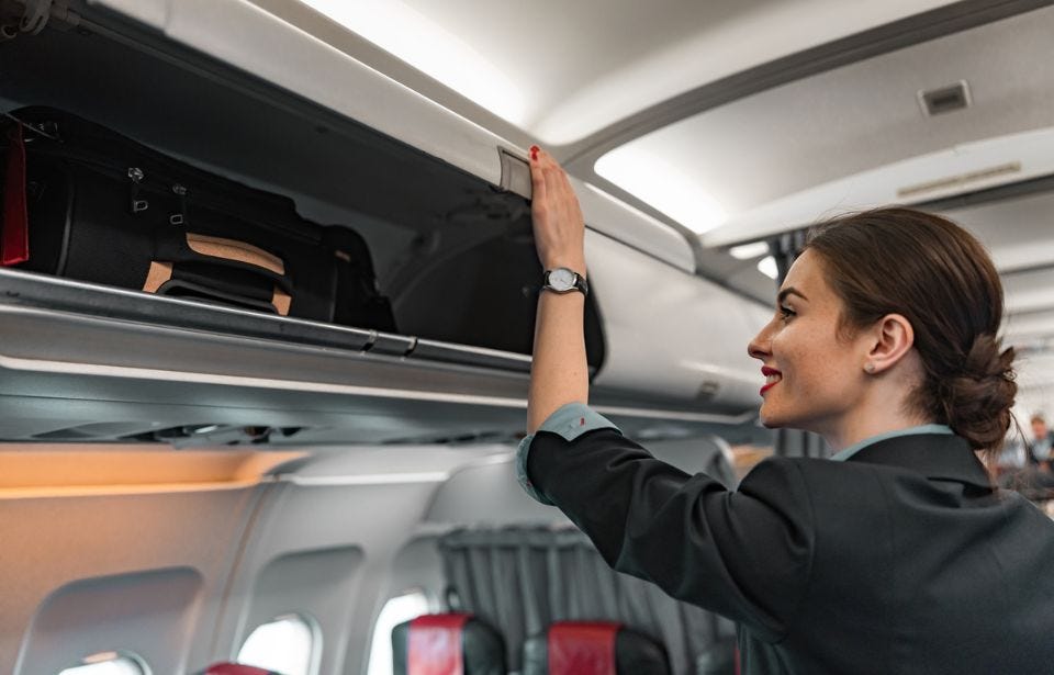 Ein Passagier zieht seinen Handgep&auml;ckskoffer durch den Flughafen.