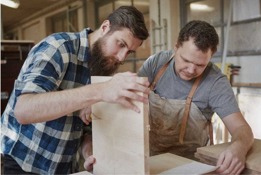 Zwei M&auml;nner arbeiten an einem DIY-Holzprojekt.