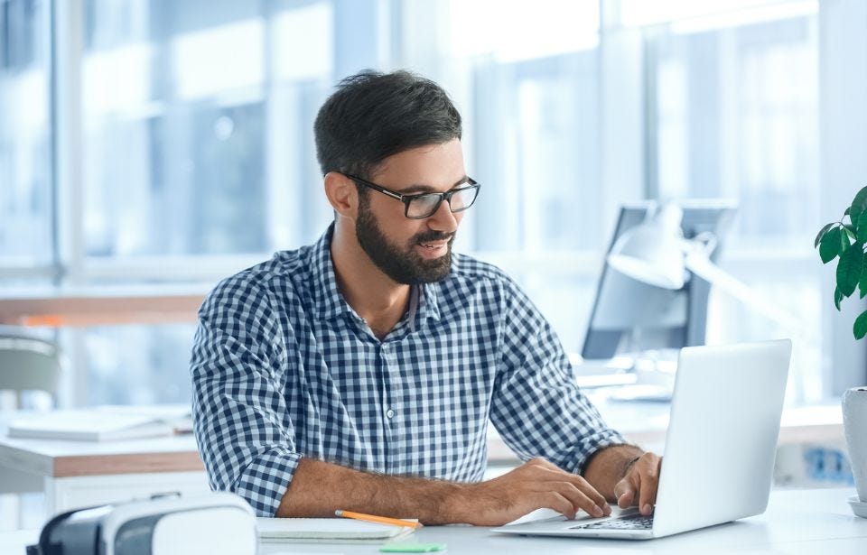 Ein Mann startet eine IT-Weiterbildung bei der T&Uuml;V Rheinland Akademie