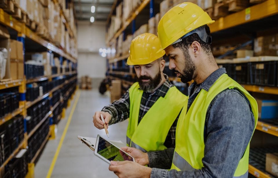 Digitalisierung in Lager und Logistik – Qualifizieren Sie sich und halten Sie Schritt! Fachkraft für Lagerlogistk prüft Warenbestand im Lager digital auf dem Tablet.