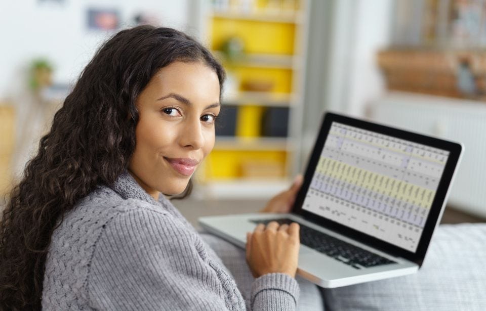 Mann arbeitet mit Microsoft Word