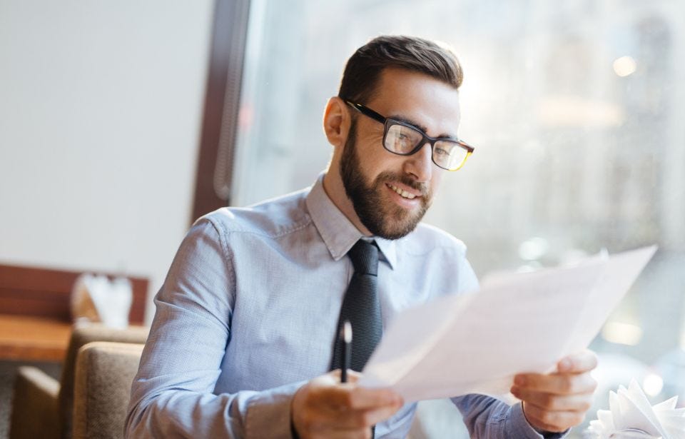 SAP kann jede:r lernen! Informieren Sie sich jetzt über unser Kurs- und Zertifizierungsangebot. Teilnehmer einer SAP Weiterbildung arbeiten an einer Kalkulation