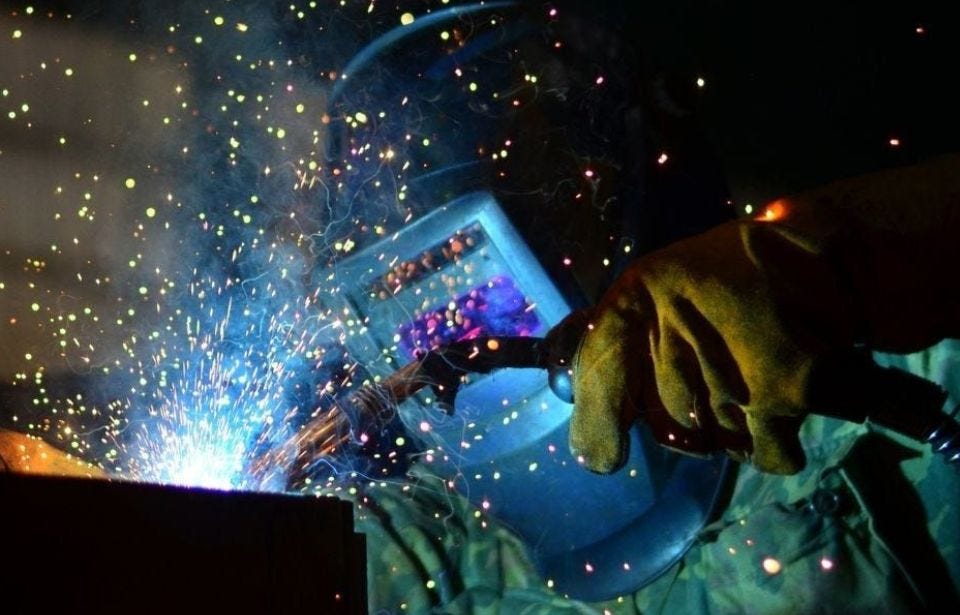 Schwei&szlig;er arbeitet an einem Werkst&uuml;ck in seiner Umschulung Metallbauer
