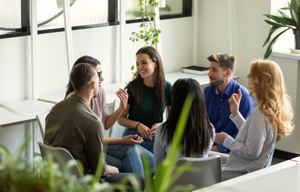 Sozialarbeiterin lehrt die Grundlagen in einer sozialen Weiterbildung