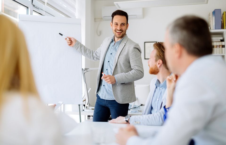 Nach einer Weiterbildung im Bereich Büromanagement stehen Ihnen bei der Jobsuche viele Türen offen. Mann stellt die Jobchancen nach der Weiterbildung im Büromanagement vor