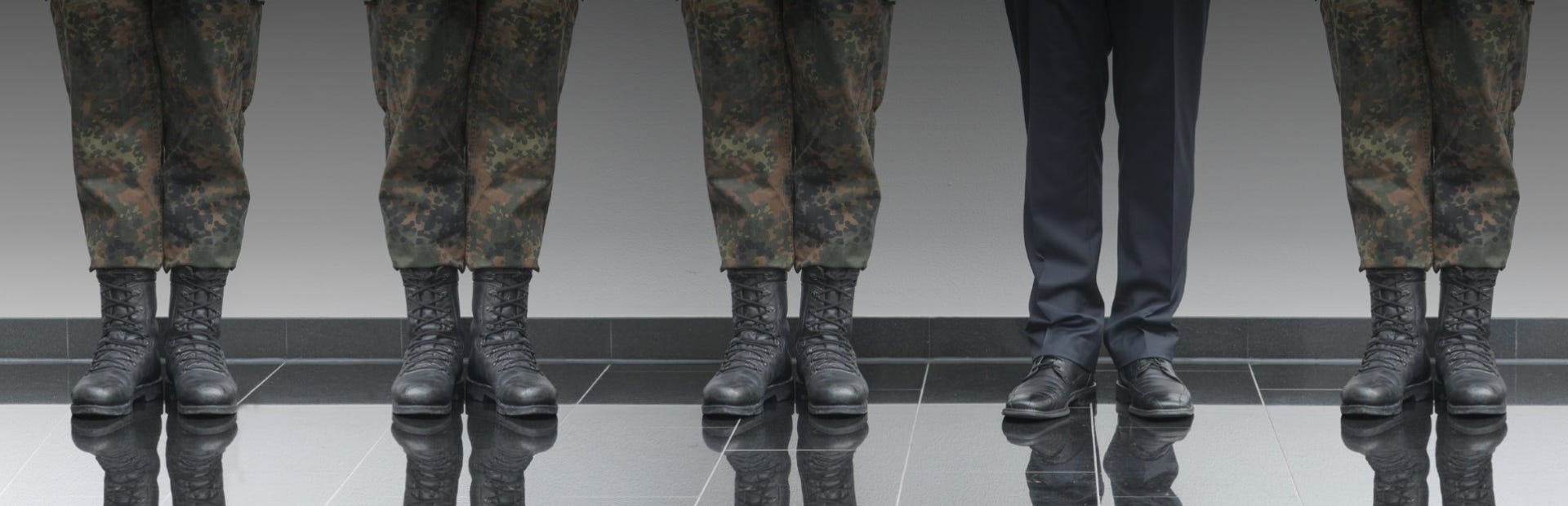 Soldaten warten auf eine Beratung zu Ihrer Weiterbildung