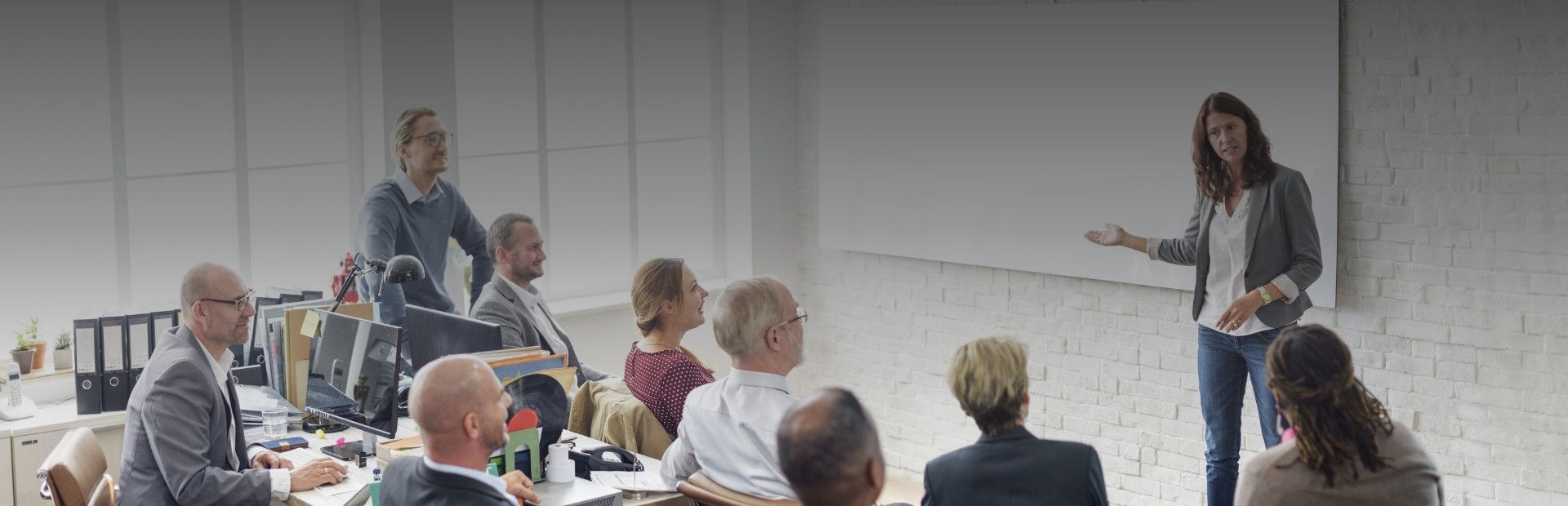 Menschen nehmen an einer Fortbildung der TÜV Rheinland Akademie teil