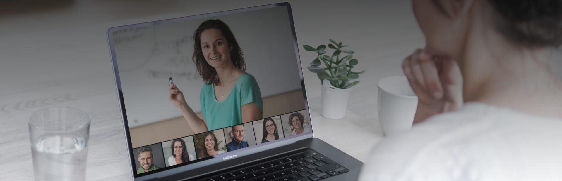 Eine junge Frau verfolgt eine Weiterbildung im Virtuellen Klassenzimmer