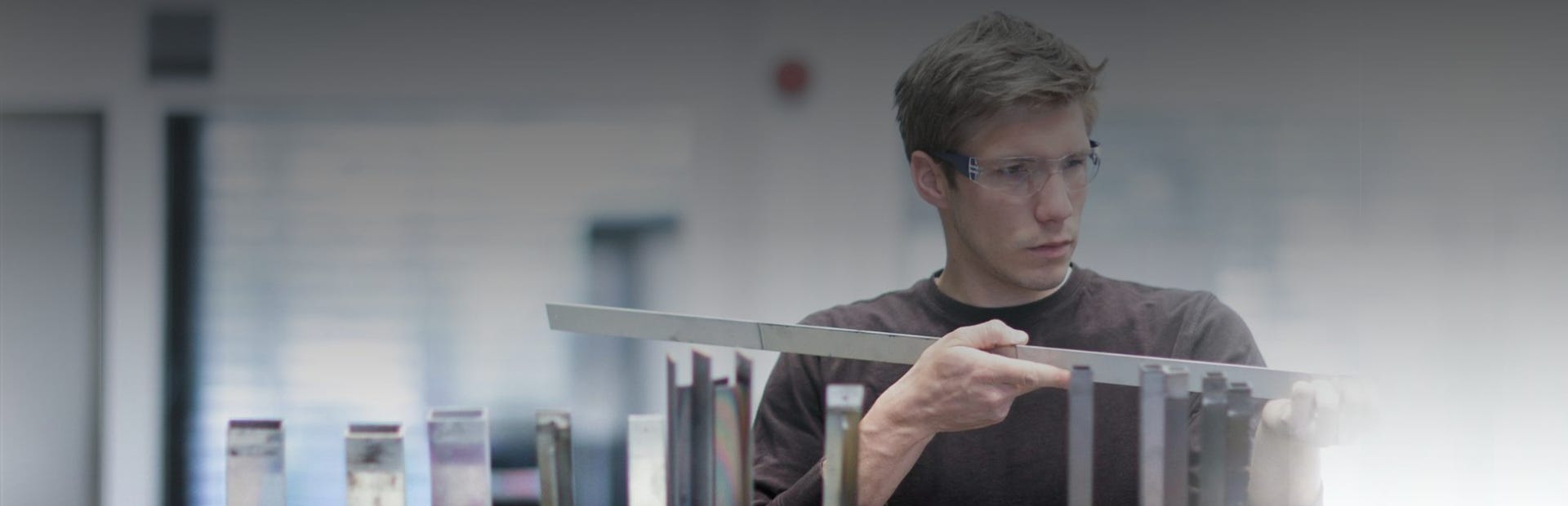 Hier finden Sie unsere geförderten Weiterbildungen im Bereich Technik und Handwerk. Junger Mann nimmt an einer Technik und Handwerk Weiterbildung teil