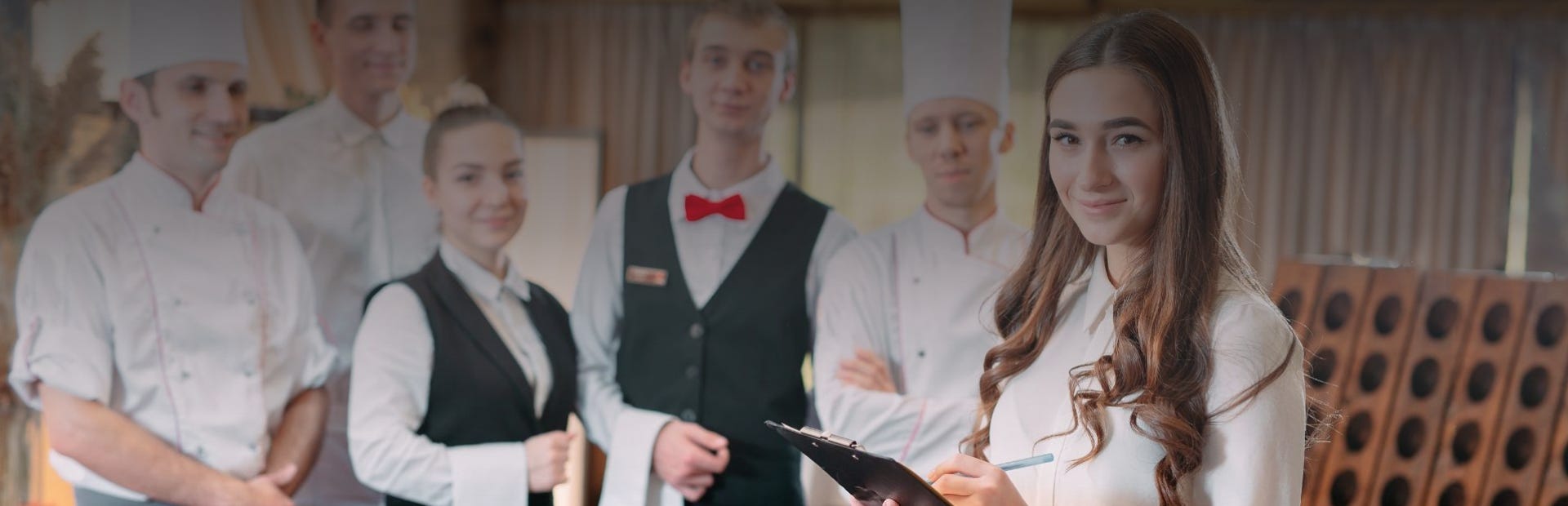 Weiterbildung HoGa - Hotel und Gastronomie Junge Frau macht eine Weiterbildung in der Gastromonie und Hotellerie