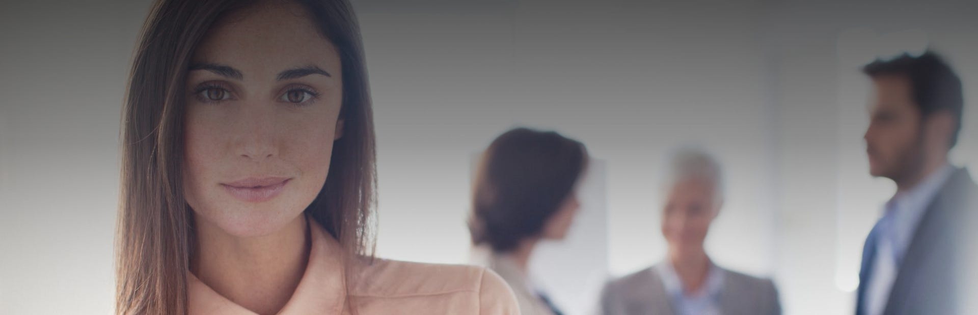 Geförderte Weiterbildung Personalmanagement / Personalwesen Frau im Personalmanagement tauscht sich mit Kolleginnen aus