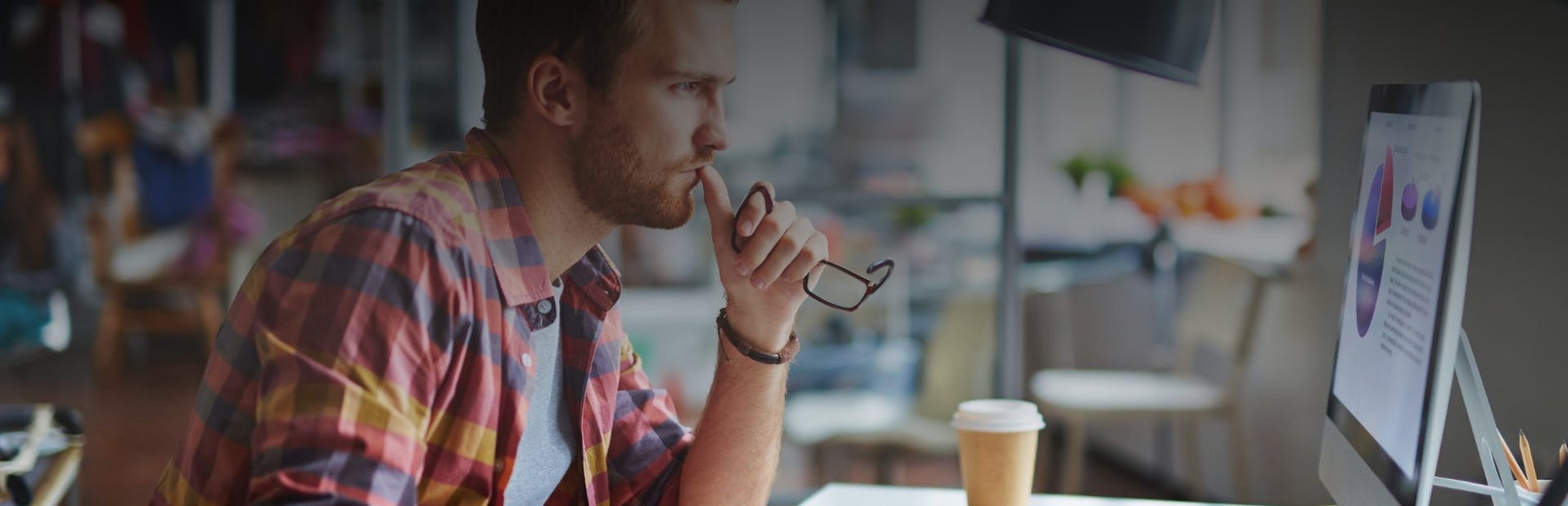 Erfahren Sie mehr über unsere geförderten Weiterbildungen im Projektmanagement. Projektmanager arbeitet an einem Projekt