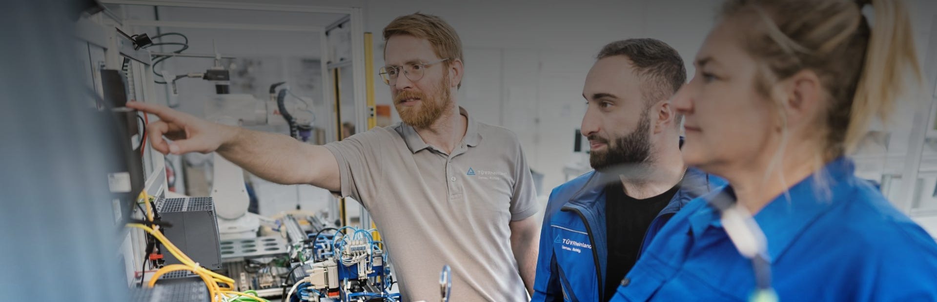 Geförderte Weiterbildung in Elektrotechnik und Industrie - jetzt mehr erfahren! Industrieelektriker und Industriemechaniker bei der praktischen Weiterbildung