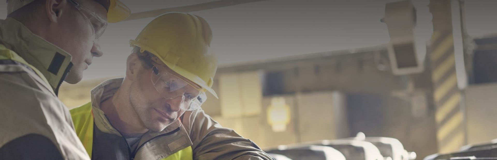 Geförderte Weiterbildung Metalltechnik und Metallverarbeitung. Jetzt mehr erfahren! Männer arbeiten im Betrieb während einer Metalltechnik Weiterbildung