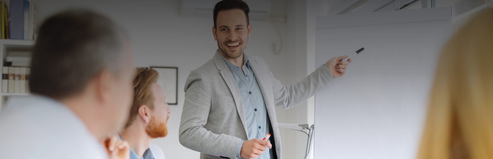 Mann informiert sich über das Bildungsangebot der TÜV Rheinland Akademie