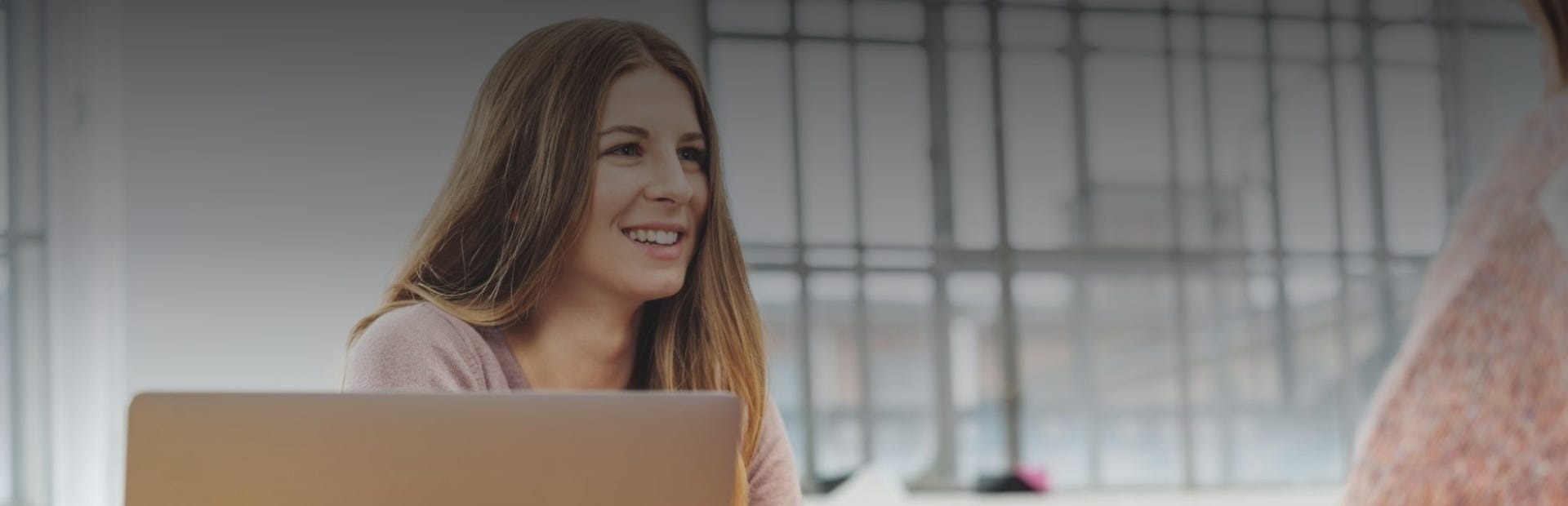 Arbeitslose Frau beantragt Arbeitslosengeld bei der Agentur für Arbeit