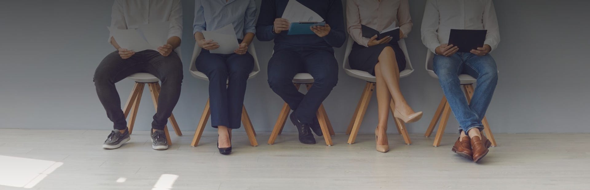 Jetzt mehr über die Anforderungen der Agentur für Arbeit erfahren. Menschen warten bei der Agentur für Arbeit