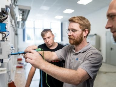 Arbeiter verlötet elektronische Bauteile mit hoher Präzision