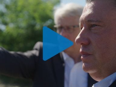 Christoph Schmidt, Bürgermeister der Stadt Schwarzheide, und Rainer Erbisch von der TÜV Rheinland Akademie.