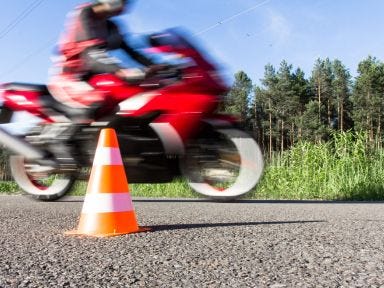 Ein Motorradfahrer auf einer Fahrsicherheitsstrecke