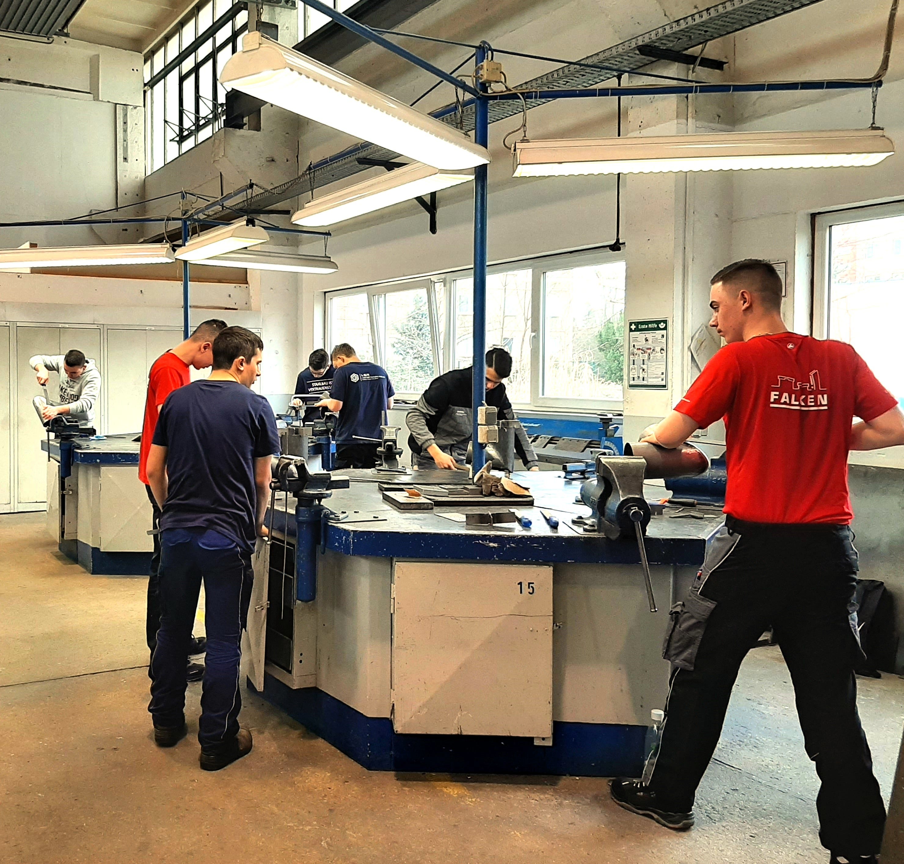 Auszubildende in der Metallwerkstatt im ersten Lehrjahr