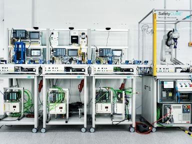 Eine Automatisierungsanlage in einer Werkstatt im Trainingscenter Magdeburg