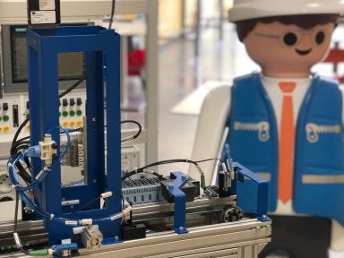 Die Automatisierungsanlage in Magdeburg mit dem TÜV-Männchen