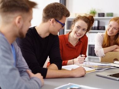 Teilnehmer lassen sich in einem Coaching beraten