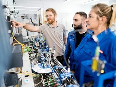Industrieelektriker und Industriemechaniker bei der praktischen Weiterbildung