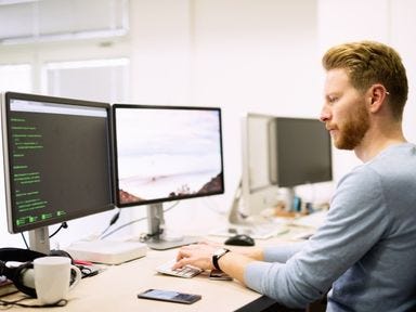 Teilnehmer lernt programmieren bei Weiterbildung im IT-Bereich