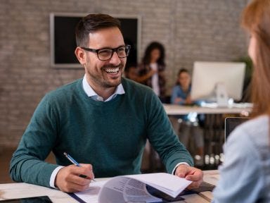 Bewerberin im Gespräch mit potenziellem Arbeitgeber.