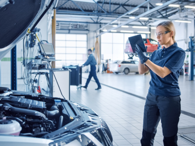 Lesen Sie, wie das Autohaus Werner mit TÜV Rheinland fünf internationale Fachkräfte integrierte – und langfristig stärkt