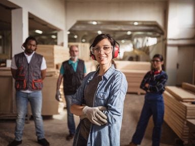 Tischlerin in der Werkstatt 