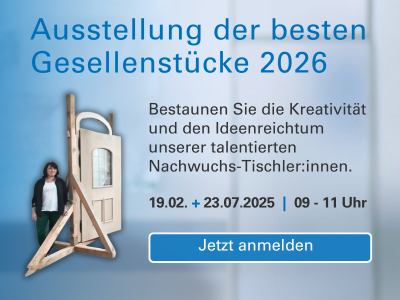 Eine Tischlerin steht vor ihrem Gesellenstück, einer Tür aus Holz