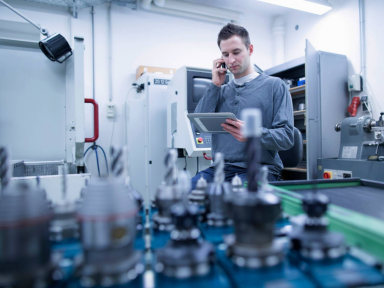 Elektroniker:in für Energie- und Gebäudetechnik überprüft die Funktionalität einer Anlage