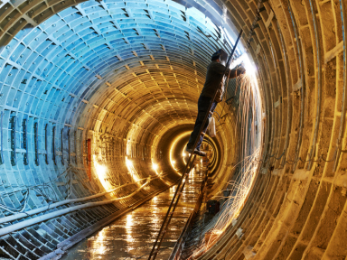 Schwei&szlig;er bei Arbeiten in einer Infrastruktur- oder Energieanlage