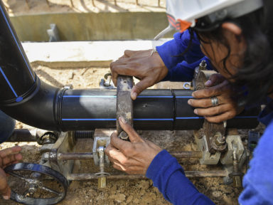 Schwei&szlig;er bei Arbeiten im Maschinen- und Rohrleitungsbau mit Schutzkleidung