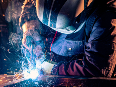 Schwei&szlig;er bei pr&auml;zisen Schwei&szlig;arbeiten in anspruchsvoller Fertigungsumgebung