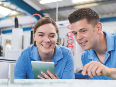 Zwei Auszubildende pr&uuml;fen gemeinsam technische Zeichnungen &ndash; Ausbildung im Metallbereich