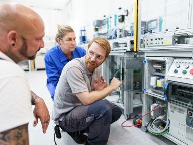 Ausbilder gibt Hinweise zu Wartung, Instandhaltung und Felersuche bei SPS-Anlagen.