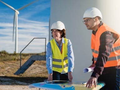 Installateure besichtigen Windpark